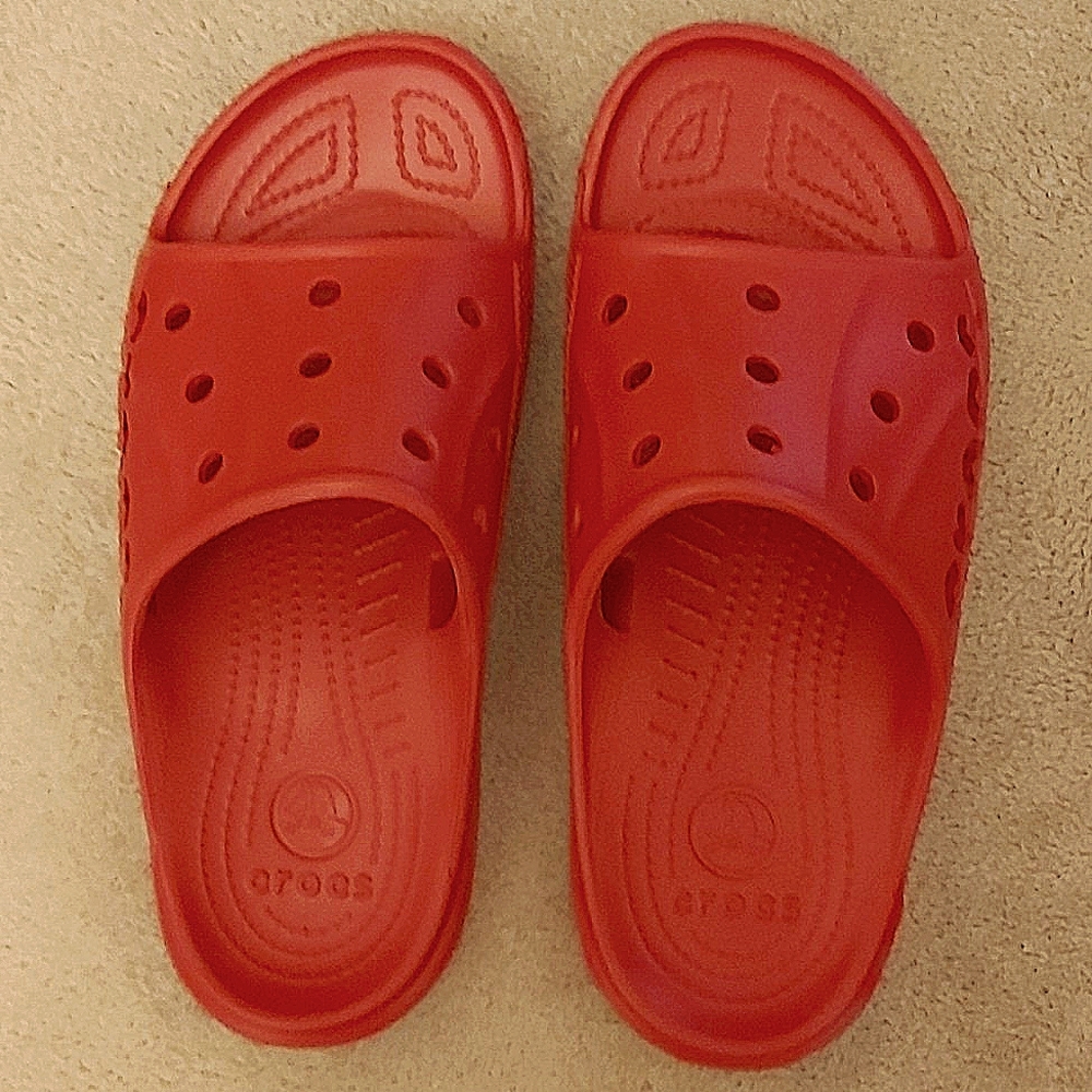 CROCS Unisex 11W/9M Red Baya Slide Relaxed fit. PAYPAL PAYMENT ONLY!!